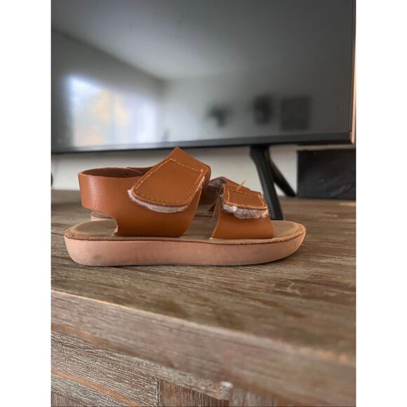 Trary Kid’s Double Adjustable Strap/Buckle Closure Flat Sandals (Toddler) size 5 - Picture 2 of 6